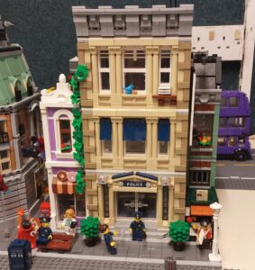 Lego (police station) in city